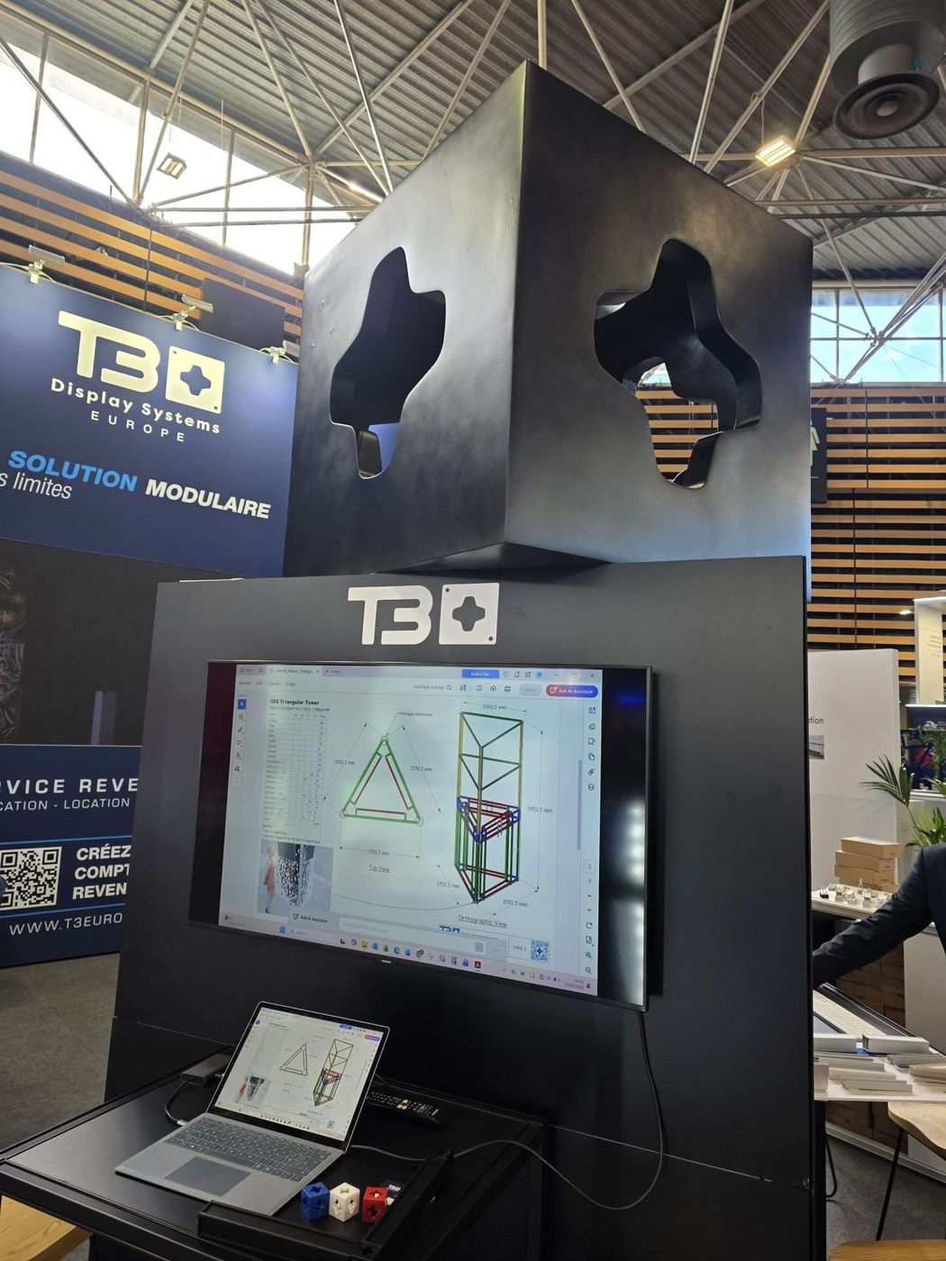T3 multimedia kiosk — T3 — built-in screens