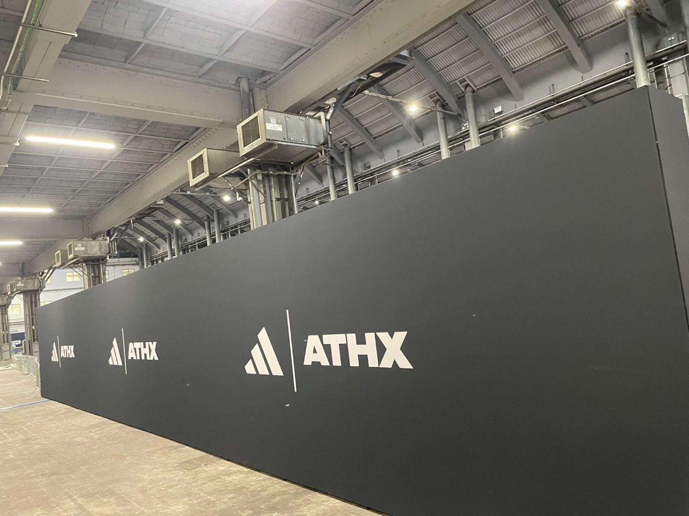 adidas & ATHX — stand modulaire T3 Display Systems, mur modulaire toute longueur — stand de salon adidas