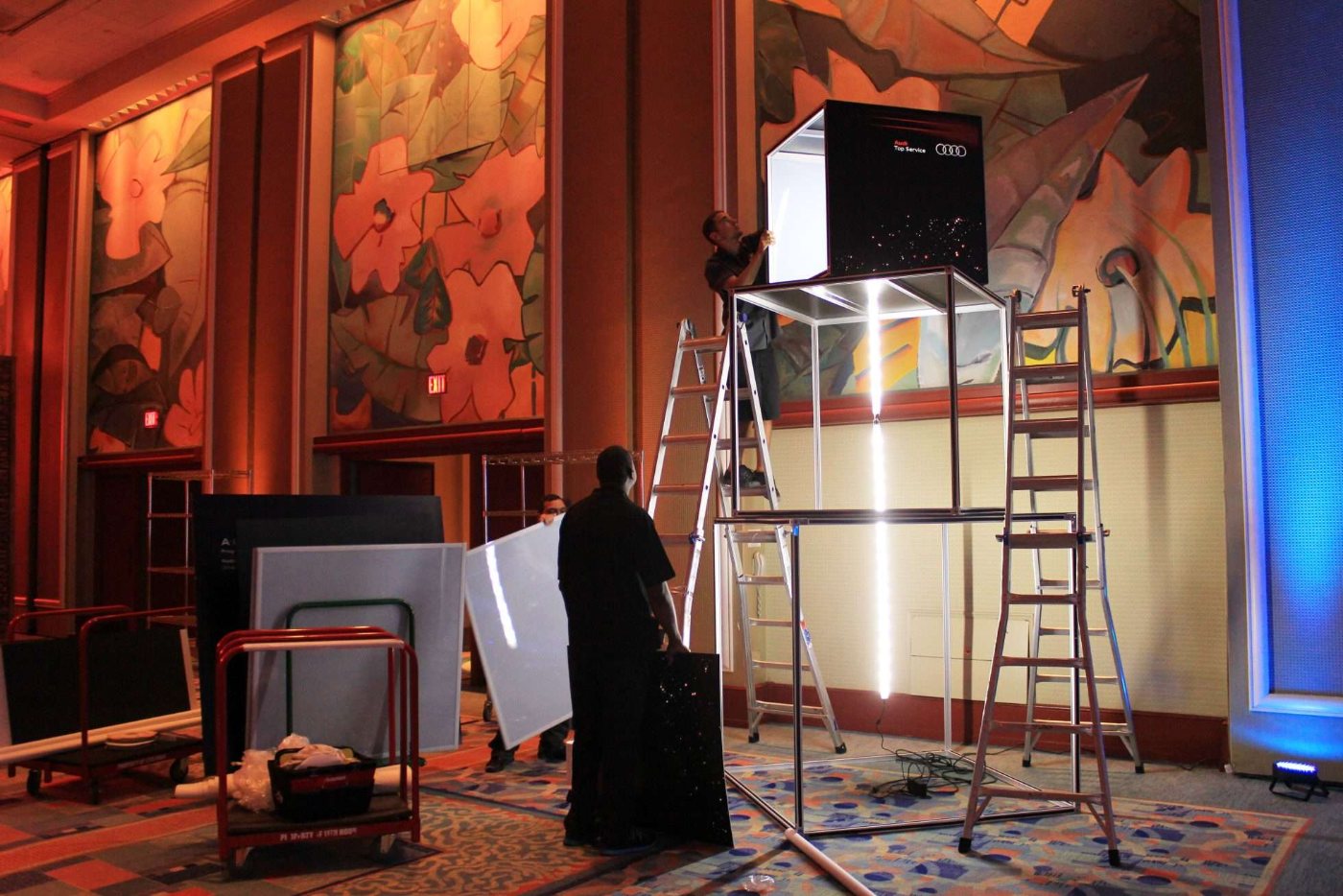 Audi — cubes lumineux — stand modulaire T3 Display Systems, activation de marque, montage en atelier