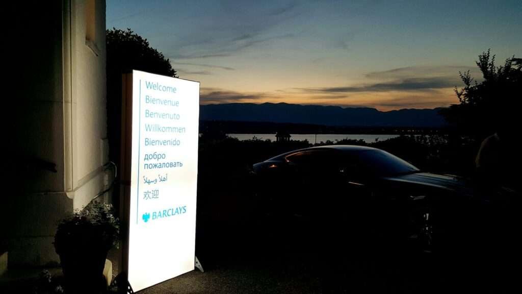 Barclays — caisson d’accueil — stand modulaire T3 Display Systems, caisson lumineux extérieur, bord de lac