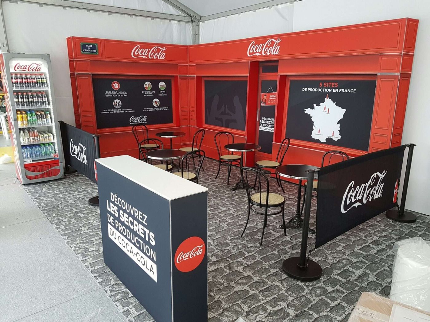 Coca-Cola — rue parisienne — stand modulaire T3 Display Systems, espace d’accueil de marque monté en t3 frame