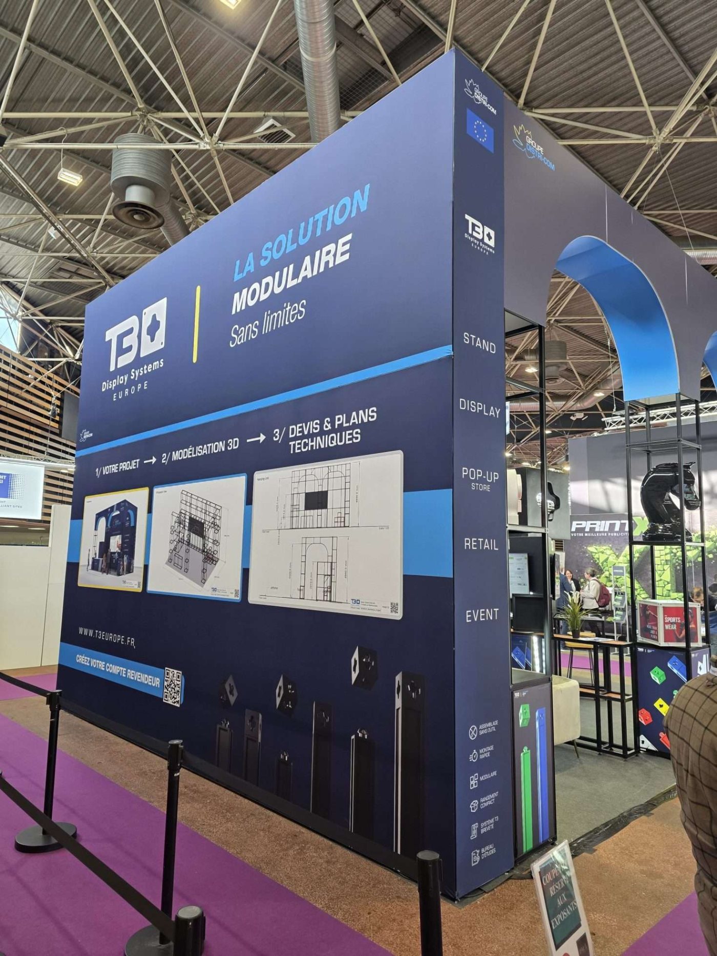 Mur lumineux Content Americas — stand modulaire T3 Display Systems, caisson rétroéclairé grand format — miami