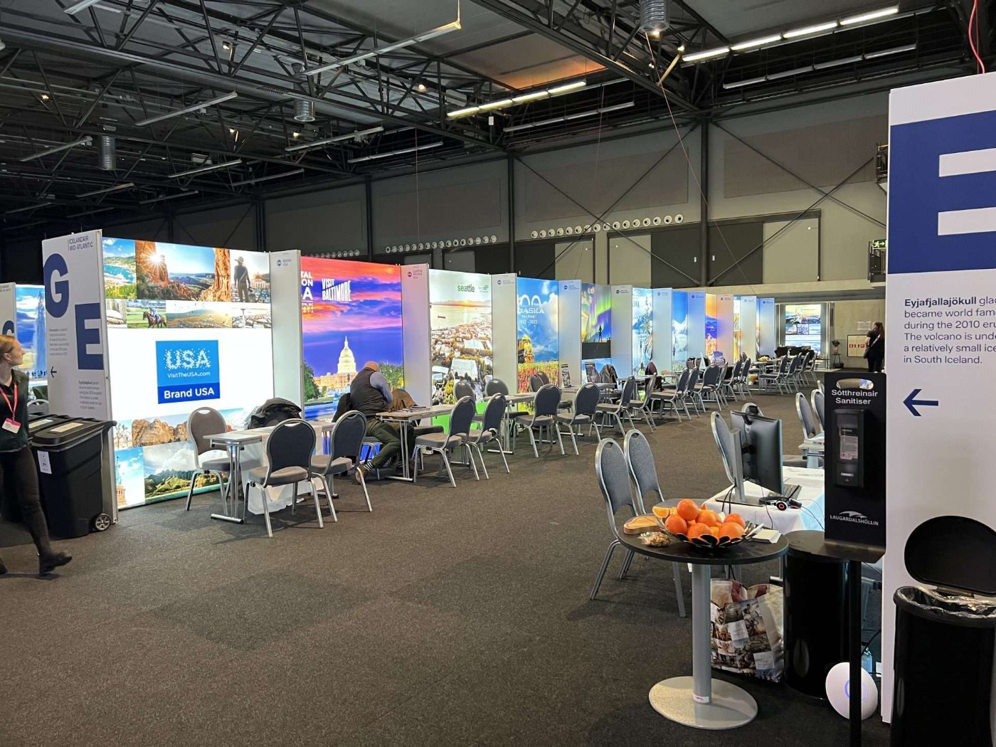 Couloir lumineux islandais — stand modulaire T3 Display Systems, profilés caisson lumineux t3 sur salon