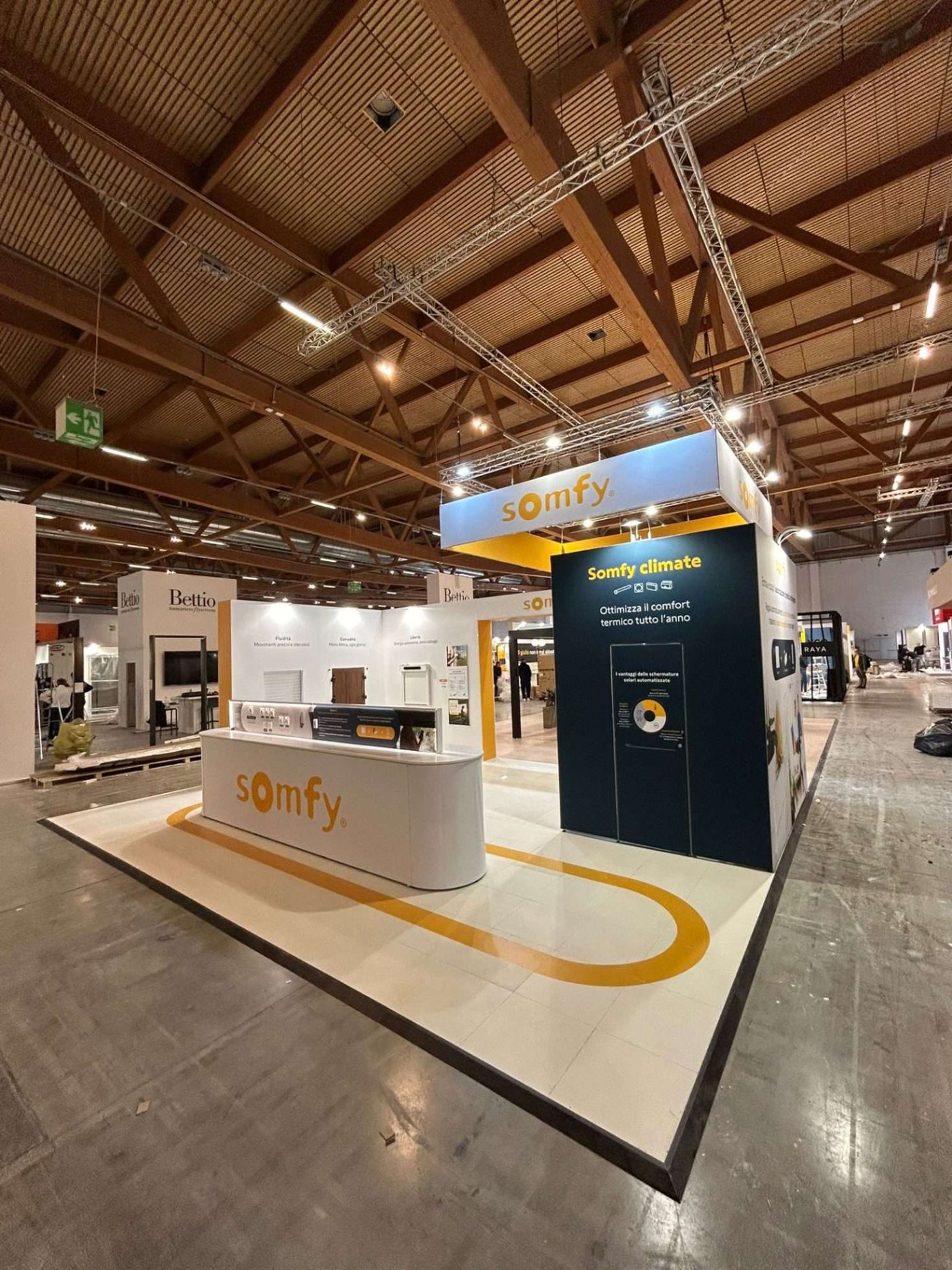 Stand avec banque d’accueil — stand modulaire T3 Display Systems, modulaire, présentoirs produits intégrés
