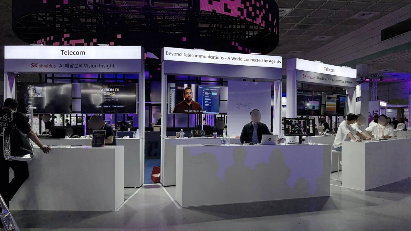 Stands modulaires en ligne — stand modulaire T3 Display Systems, bandeaux lumineux et comptoirs blancs