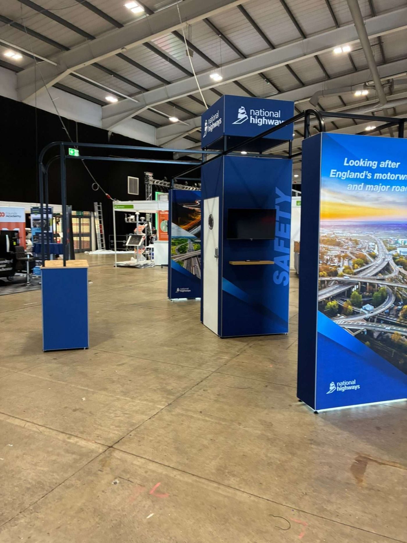 Pampero — T3Xtra — stand modulaire T3 Display Systems, arches t3deco noires et panneaux rétroéclairés