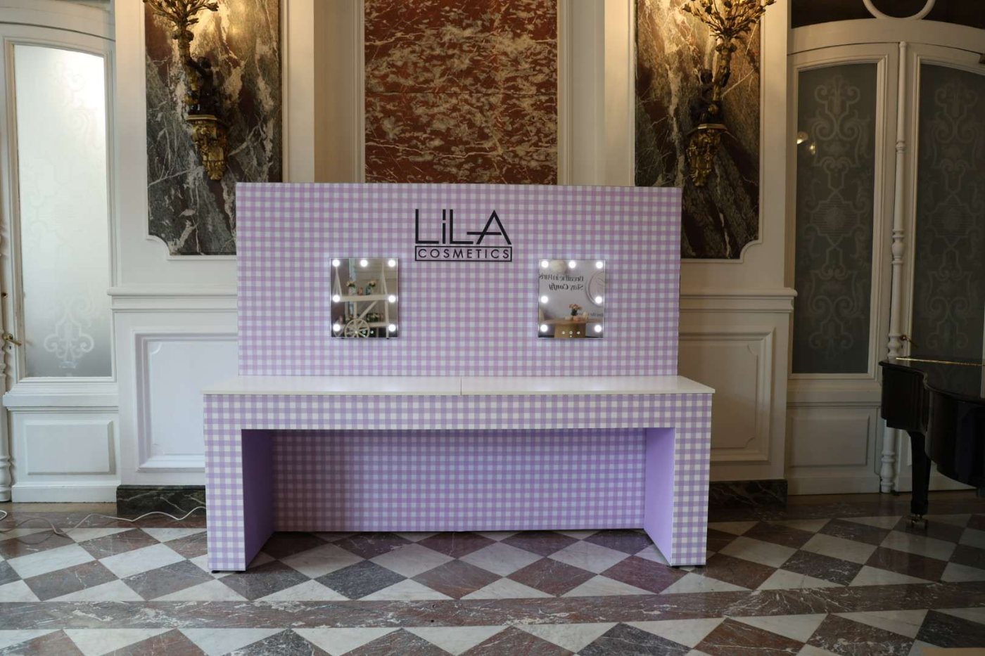 ThinkFashion — comptoir — stand modulaire T3 Display Systems, comptoir sur mesure sur base t3 frame